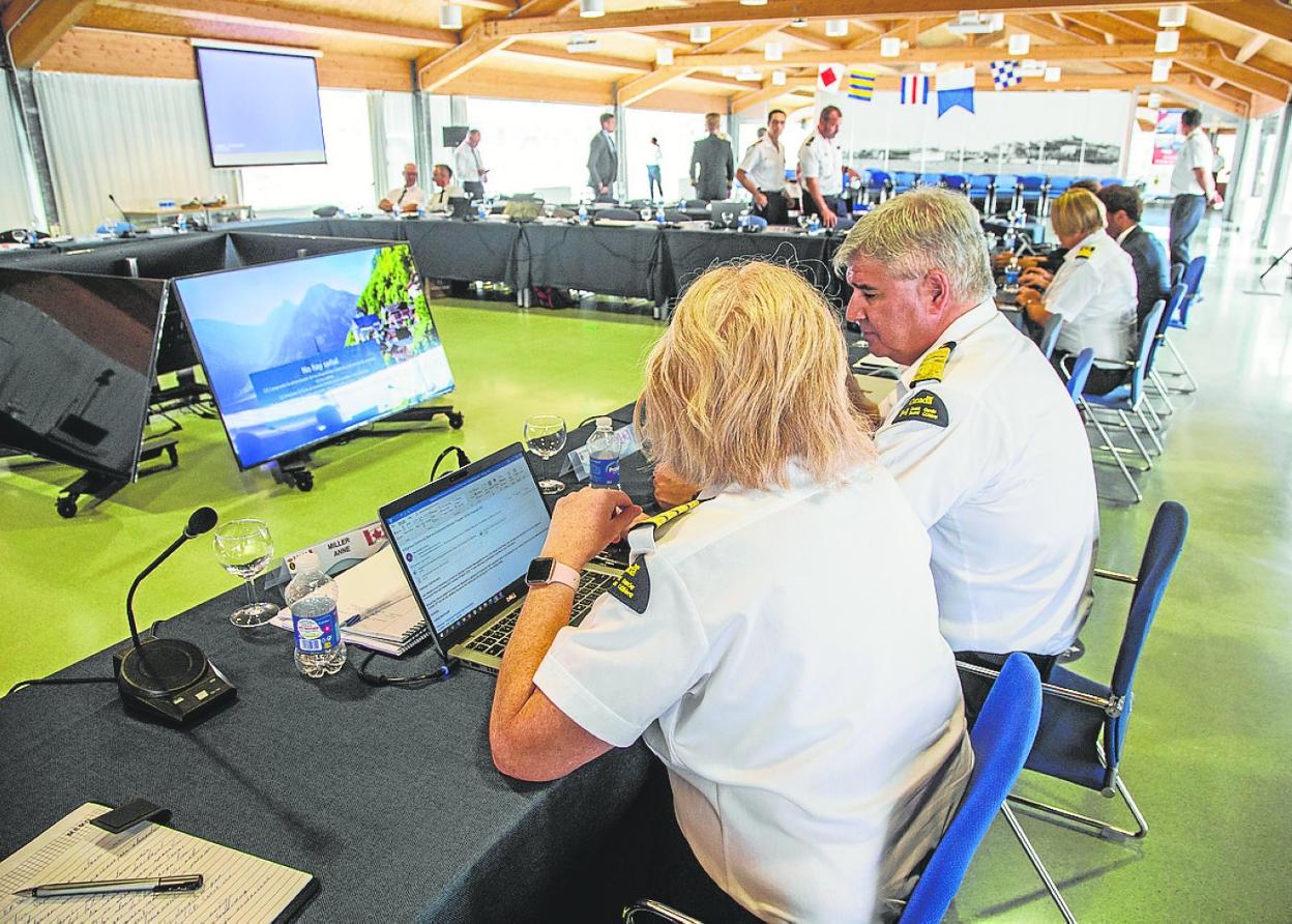 Participantes en el foro, durante uno de los recesos entre sesiones. 