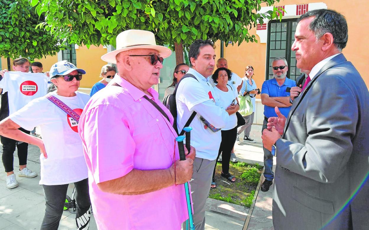 El alcalde Serrano conversa con un vecino del Carmen, ayer, en el Cuartel de Artillería. 