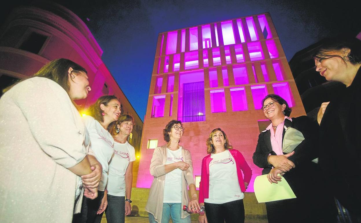 Participantes, este miércoles, en el acto de la asociación Amiga, en la plaza Cardenal Belluga de Murcia.