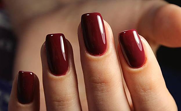 Una manicura de uñas.