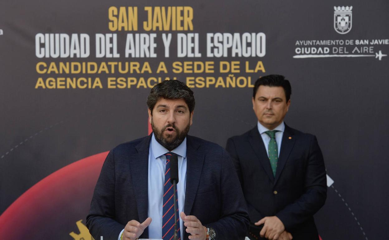 Fernando López Miras y José Miguel Luengo, alcalde de San Javier, en la presentación de la candidatura del municipio como sede de la Agencia Espacial Española. 