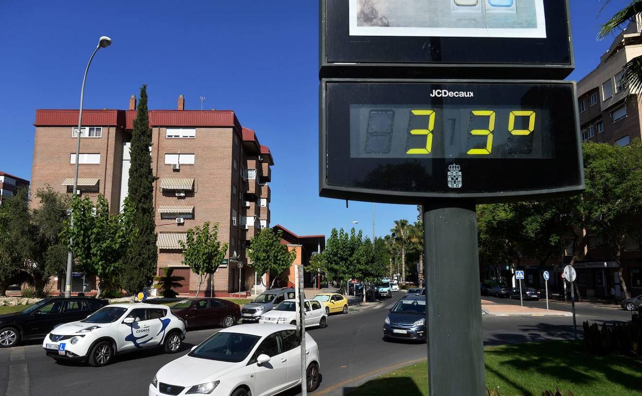 Un termómetro en una plaza de Murcia, en una imagen de archivo.