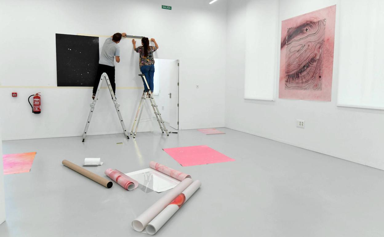 Montaje de la exposición del colectivo Mu-Tantes, que se podrá ver a partir de este viernes. 