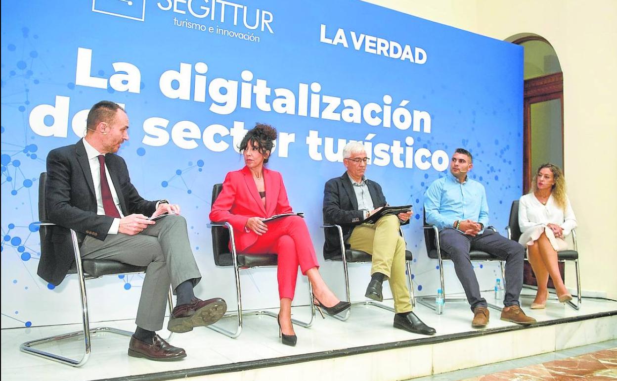 Víctor Rodríguez (moderador), Carmen Ayala, David Blasco, Teófilo Cano y Raquel Capel.