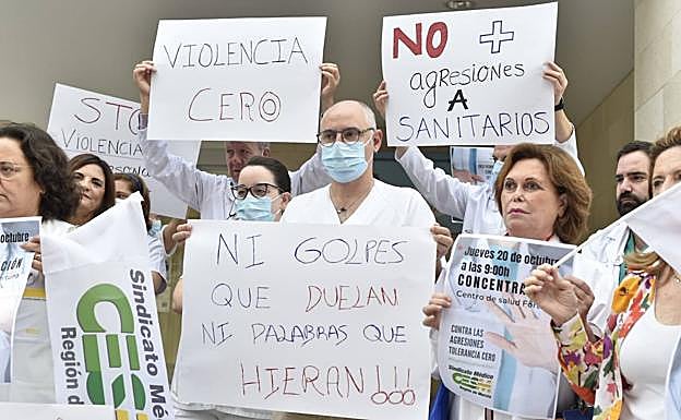 Sanitarios del centro de salud de Fortuna protestan contra las agresiones, este jueves.