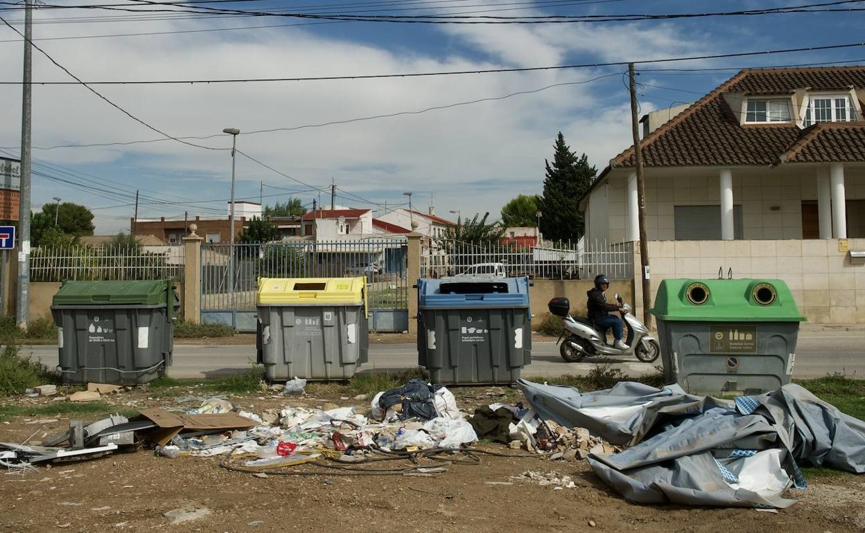 Basura acumulada cerca de contenedores ubicados en la senda de Los Garres.