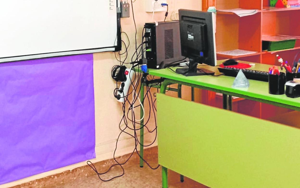 Acumulación de enchufes en un solo punto de luz, en una de las aulas del CEIP Santiago Apóstol. 
