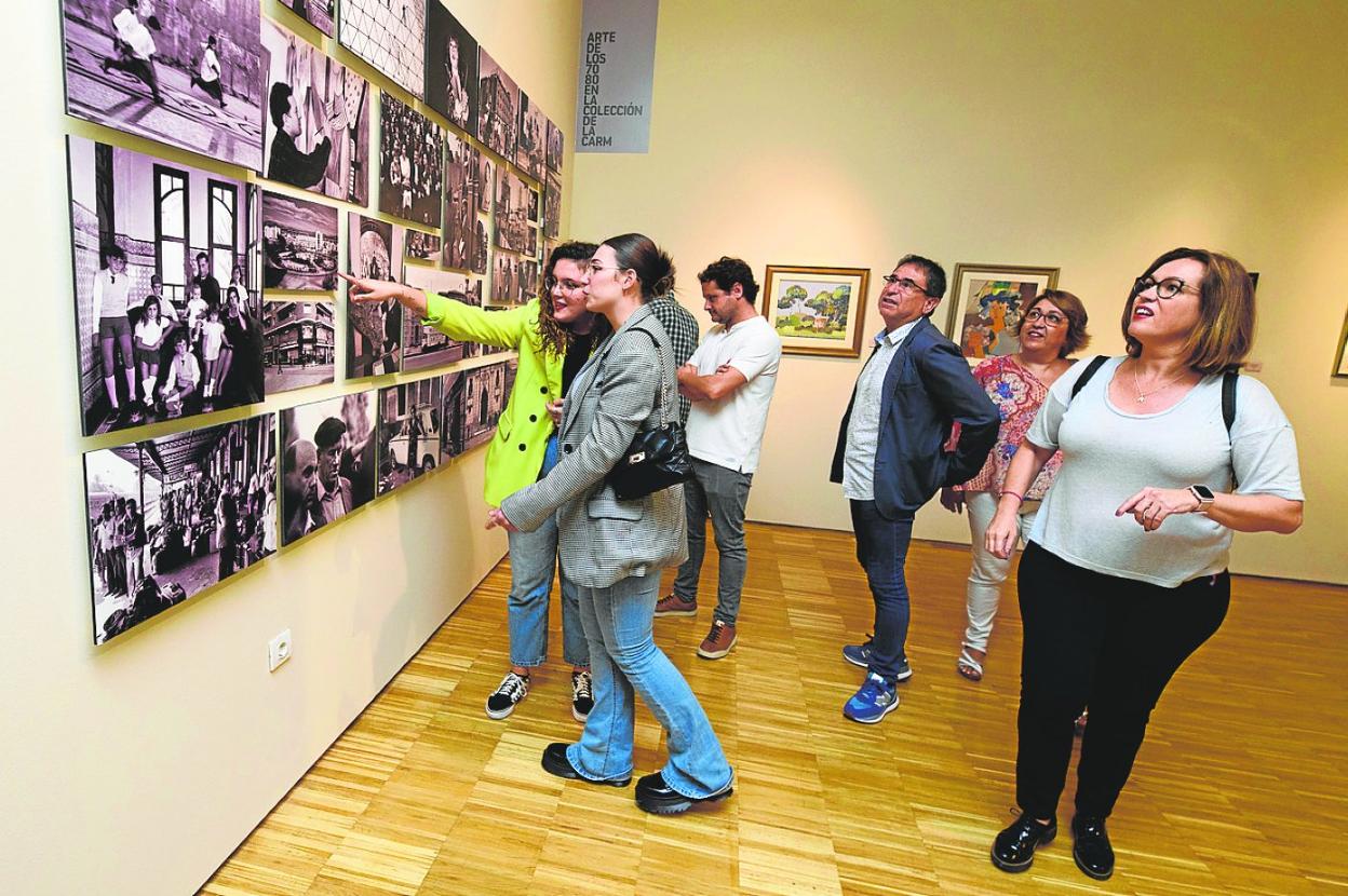 Asistentes a la exposición inaguarada ayer en el Museo de Bellas Artes de Murcia.