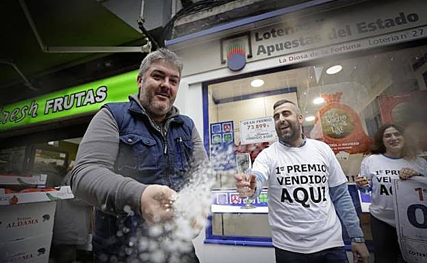 La administración de lotería número 27 de A Coruña celebra haber vendido El Gordo