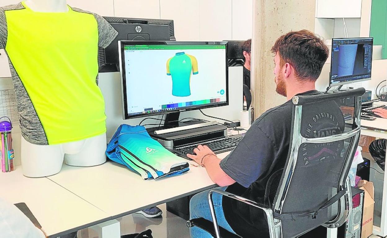 Técnicos de DimTech 3D realizando el gemelo digital de prendas deportivas.