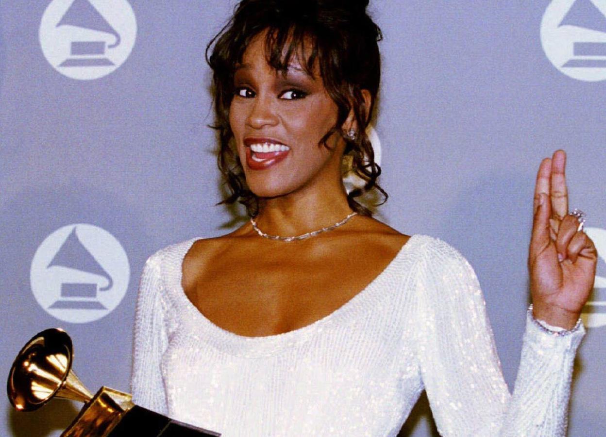 Whitney Houston posa con un Grammy en una imagen de archivo.