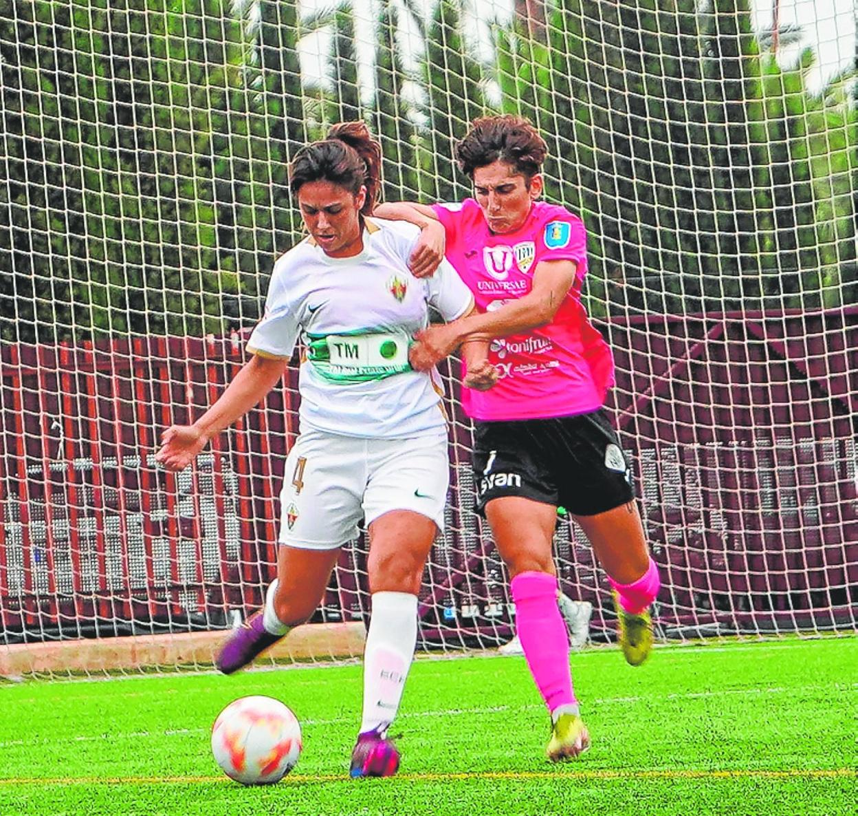 Andrea Carid pelea con Uxue, del Elche, en el partido del jueves. 