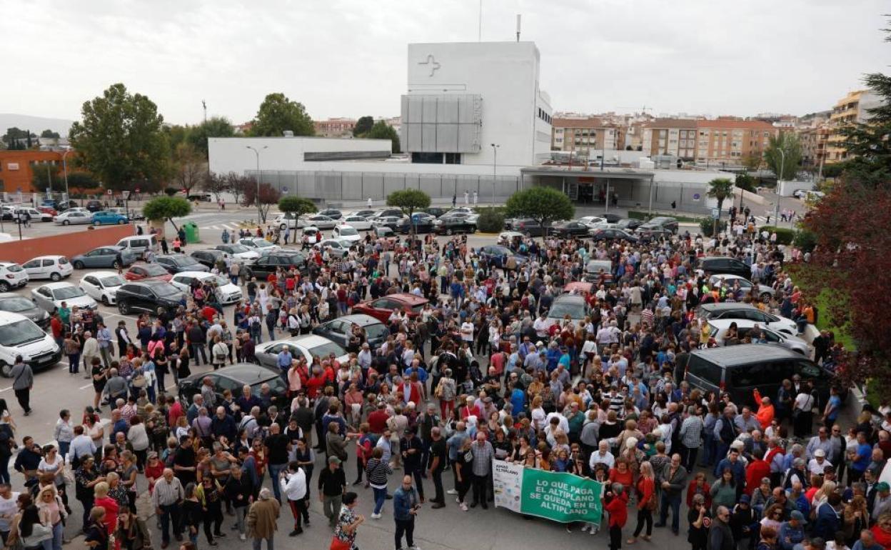 Concentración frente al hospital Virgen del Castillo, este domingo por la mañana.