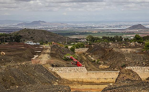La rambla del Beal, rodeada de residuos mineros. Al fondo, el Mar Menor.