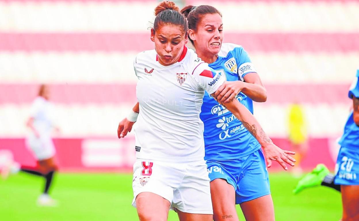 La local Jessica Martínez y la visitante Judith Caravaca pelean por un balón, ayer en el Jesús Navas. Una jugada del Churra-Beniel disputado ayer. 