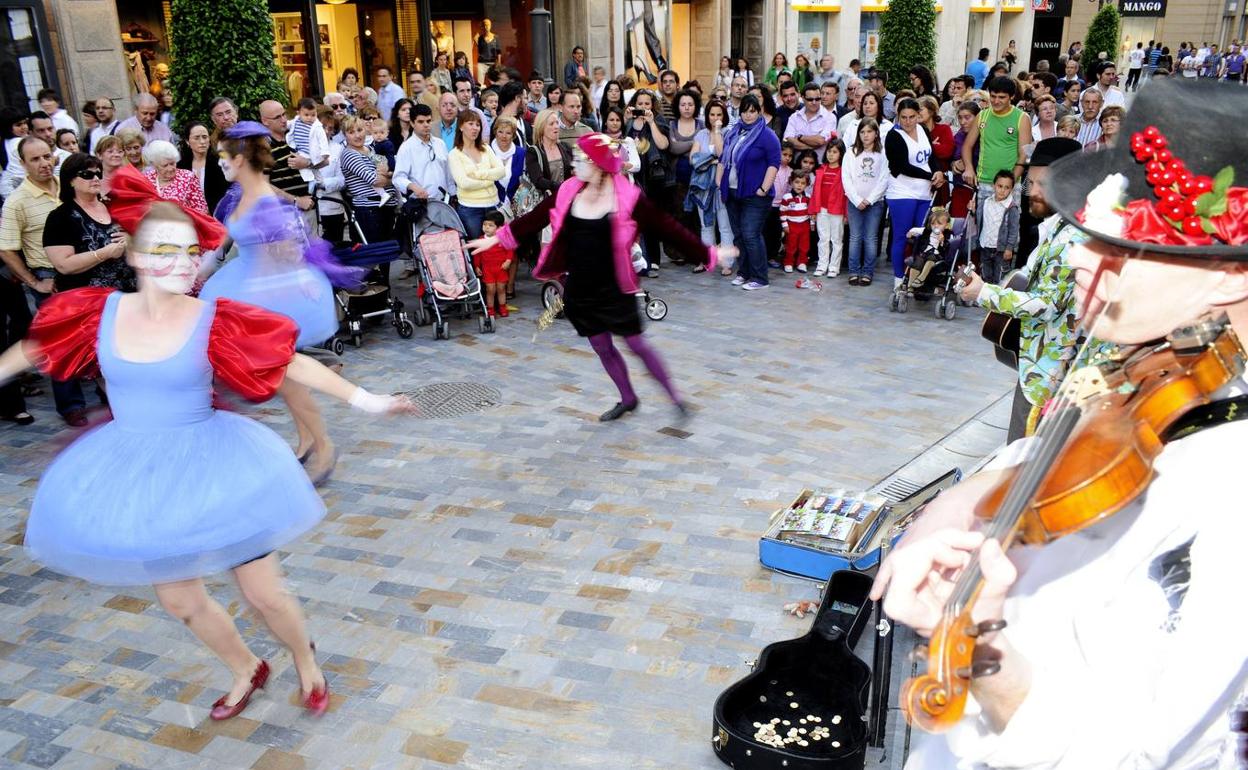 Imagen de archivo de una actividad cultural en las calles de Cartagena. 