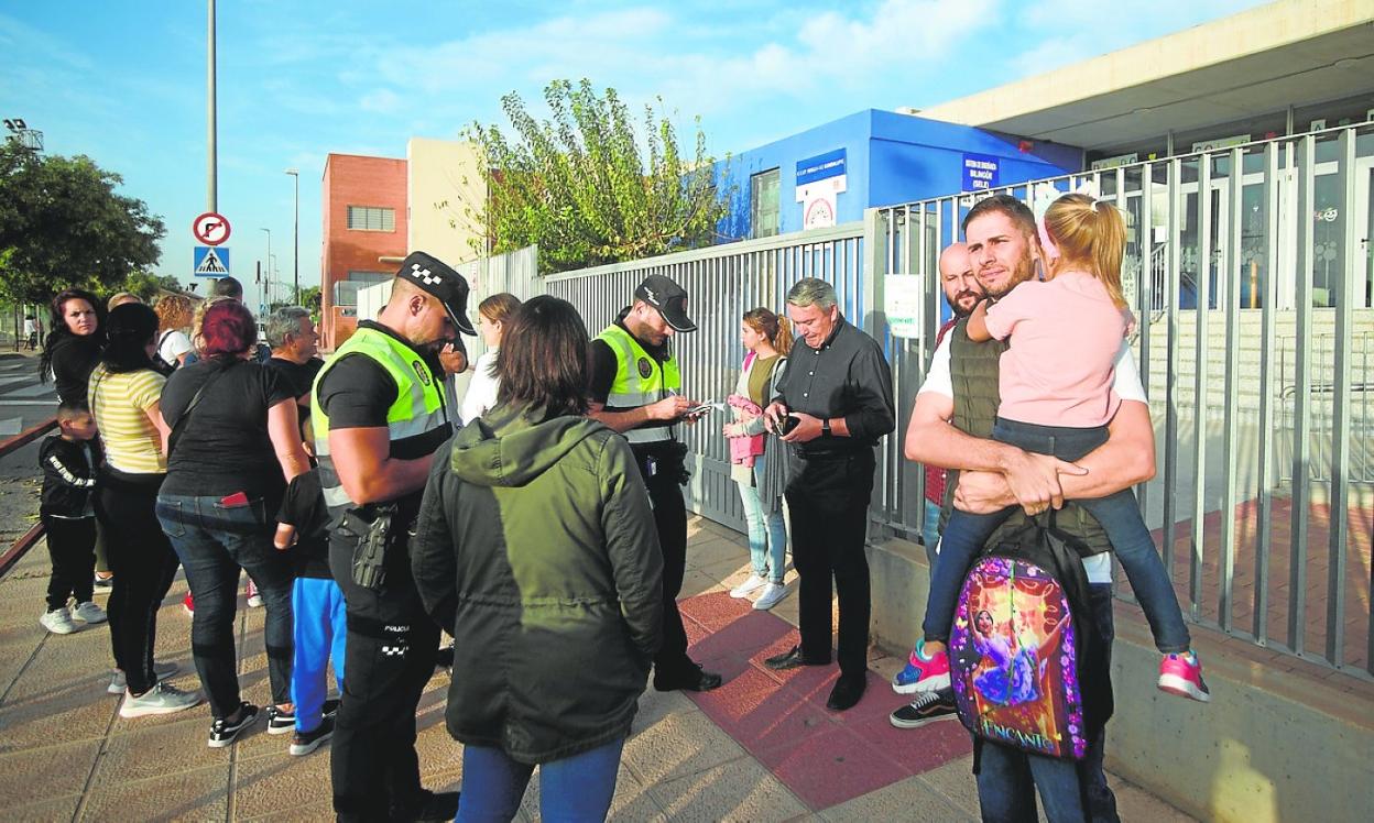Dos agentes de Policía identifican a algunos de los padres participantes en la protesta. 