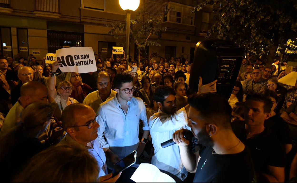 Lectura del manifiesto de la protesta, celebrada ayer en la plaza donde se prevé ubicar el centro, en el barrio de San Antolín. 