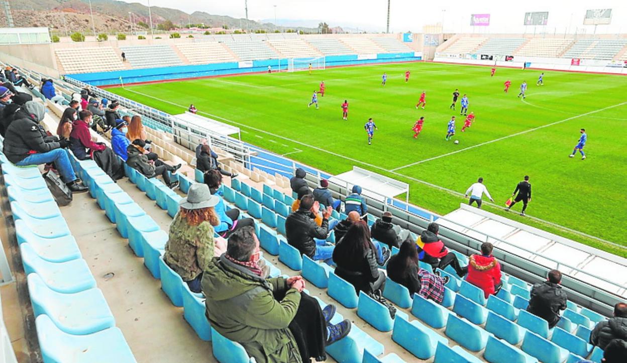 El estadio Artés Carrasco de Lorca, en un partido de este año. 