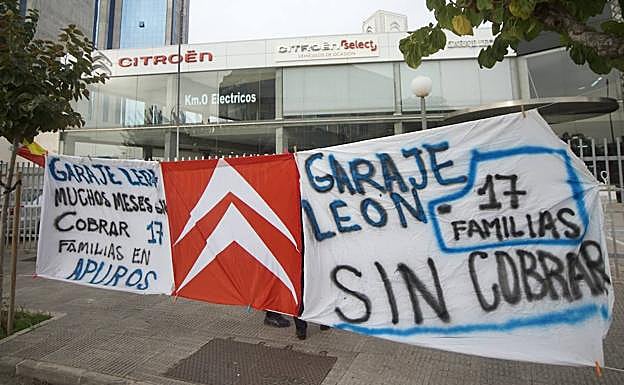 Imagen principal - La situación desesperada de 17 trabajadores en Murcia: siete meses en la calle, sin dinero y en el centro de una &#039;guerra&#039;