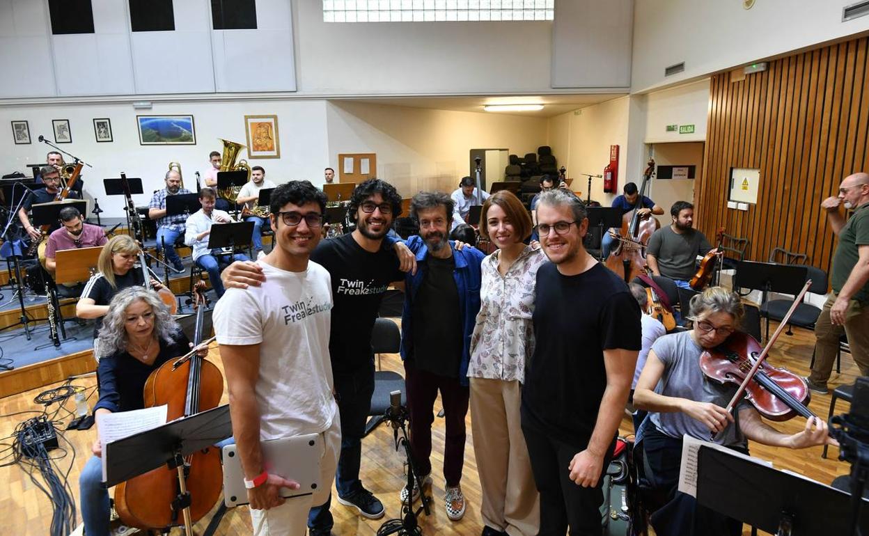Juan y Pedro J. Poveda, Miguel Ángel Calvo, Alicia Morote y Daniel Ros, ayer, con la OSRM, antes de empezar a grabar. 