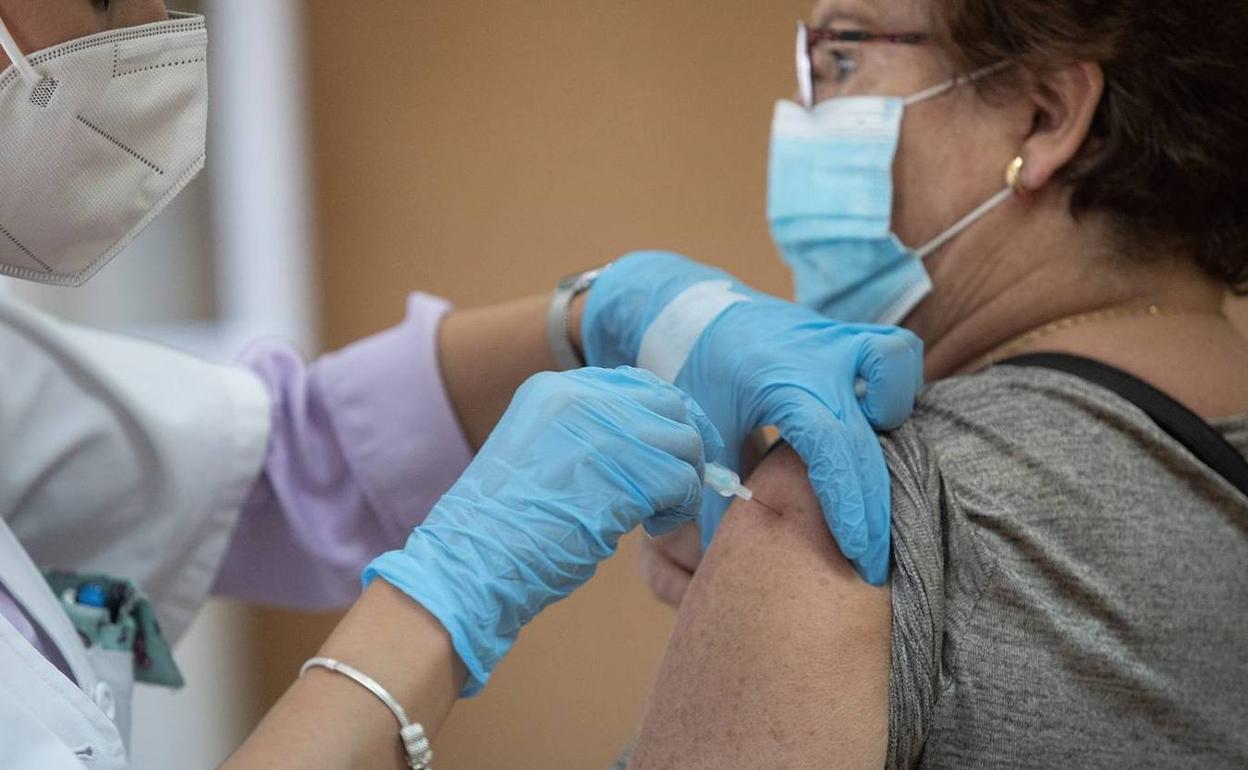 Una mujer recibe la vacuna de la gripe en una imagen de archivo. 