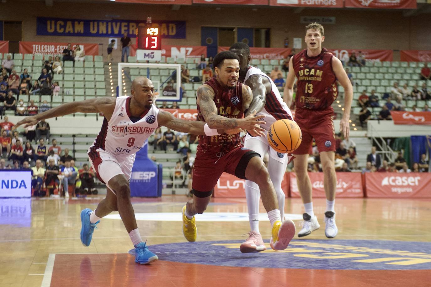 Fotos: El UCAM vence al Estrasburgo (80-78)