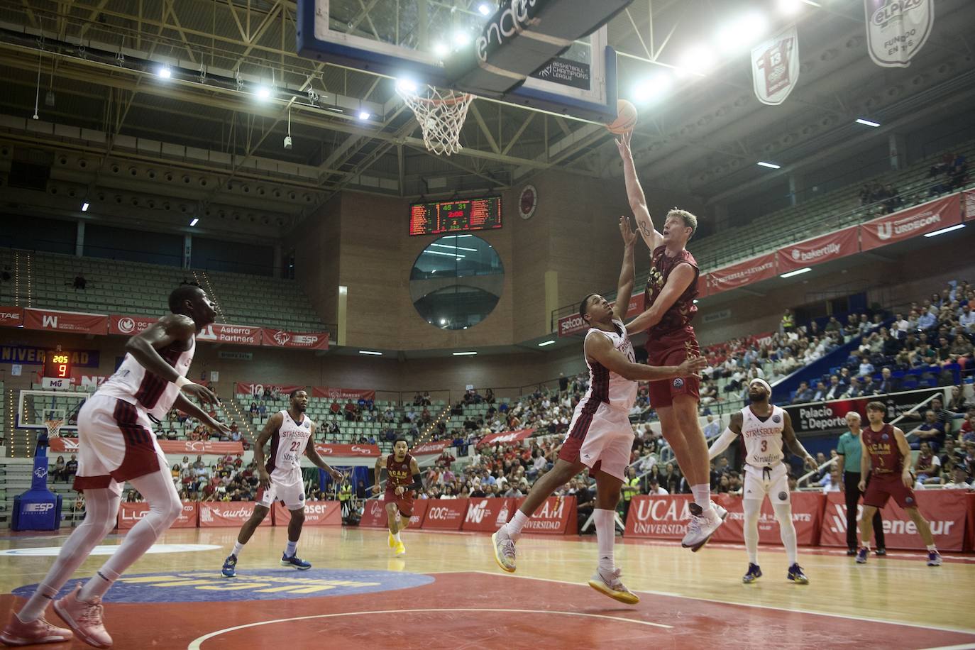 Fotos: El UCAM vence al Estrasburgo (80-78)