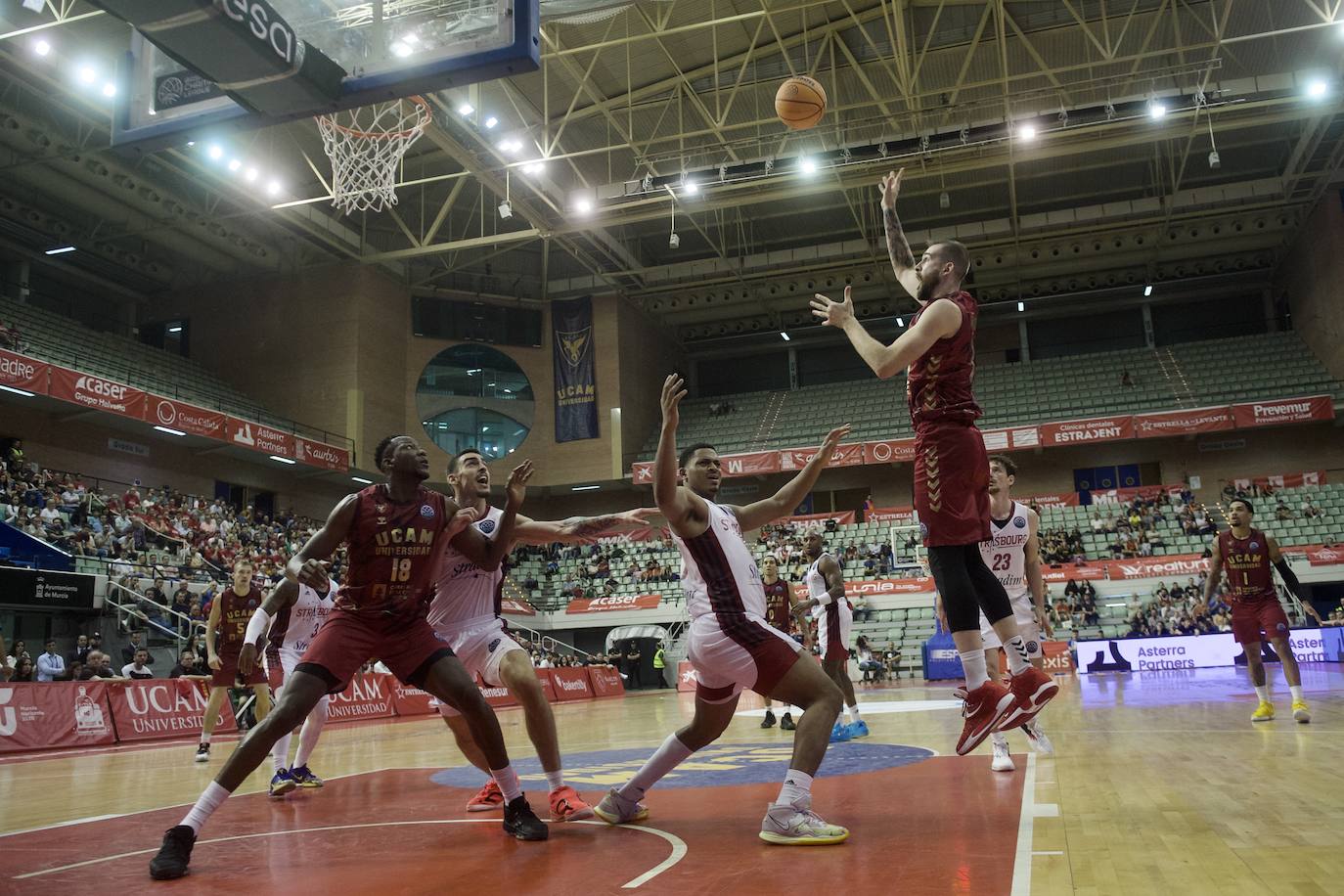 Fotos: El UCAM vence al Estrasburgo (80-78)