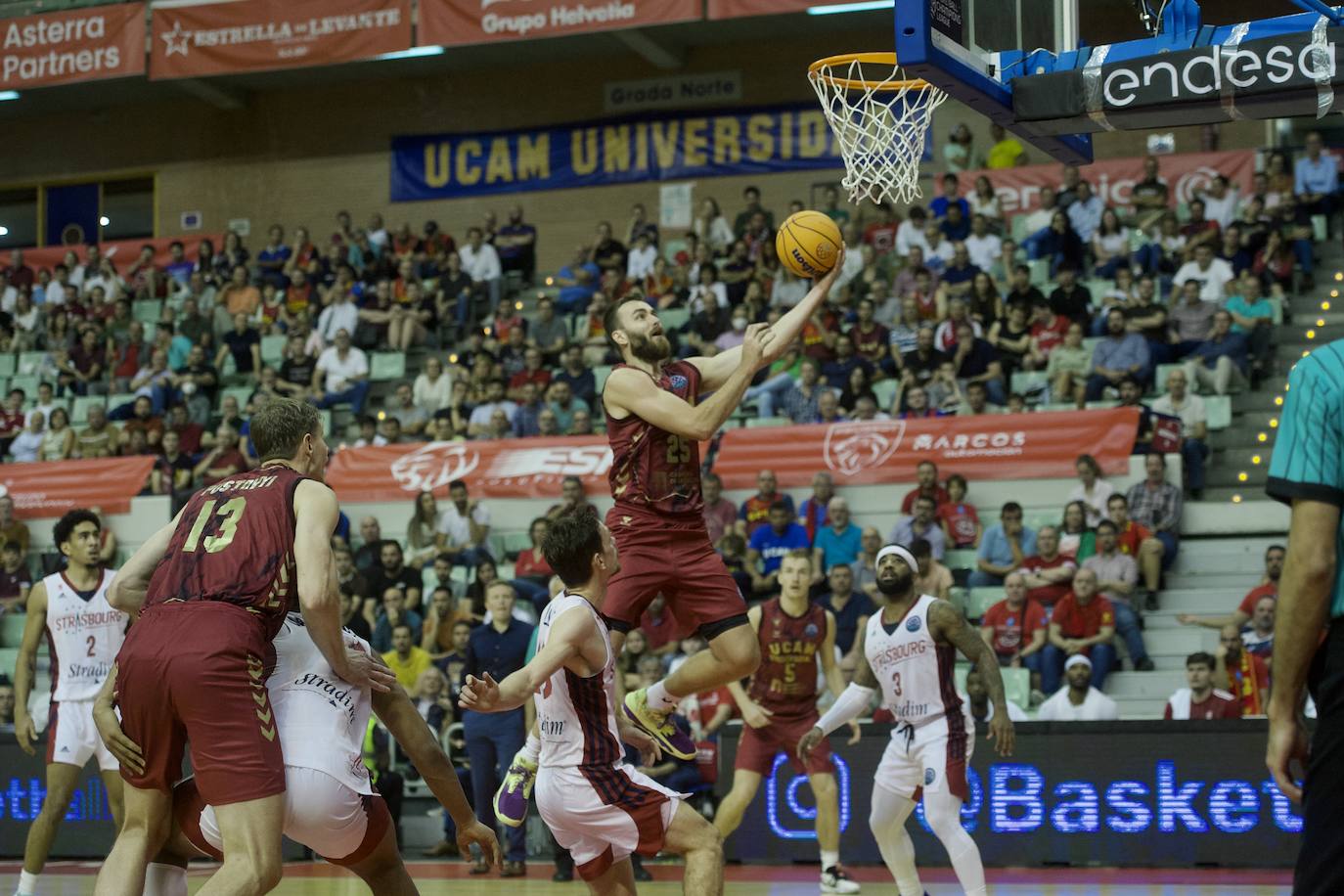 Fotos: El UCAM vence al Estrasburgo (80-78)