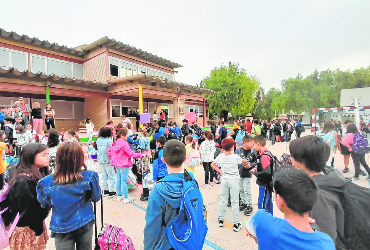 Concentración en el CEIP Artero, de Bullas. 