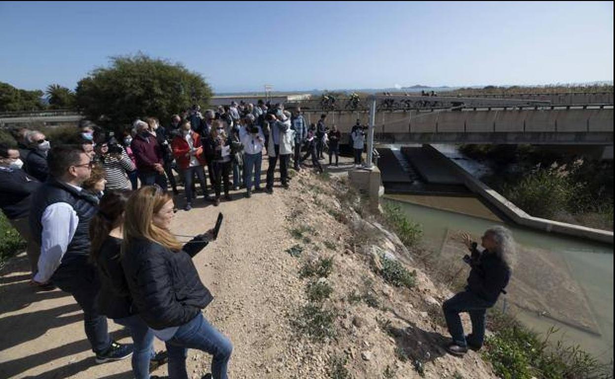 El director de ANSE, Pedro García (d), se dirige a los integrantes de la misión europea al Mar Menor, en febrero