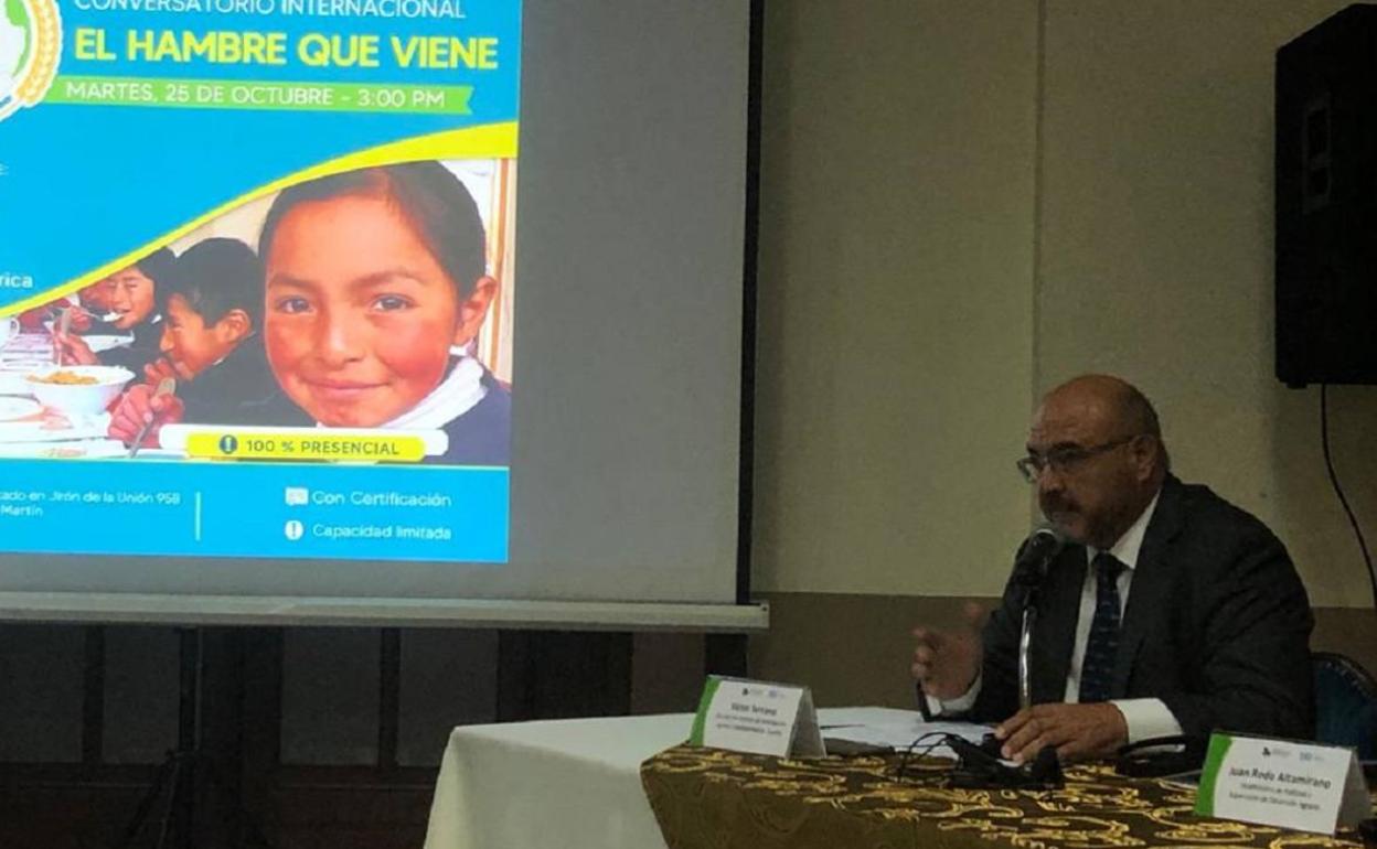 Víctor Serrano en la mesa redonda 'La prosperidad en el ámbito rural', celebrada en Lima.