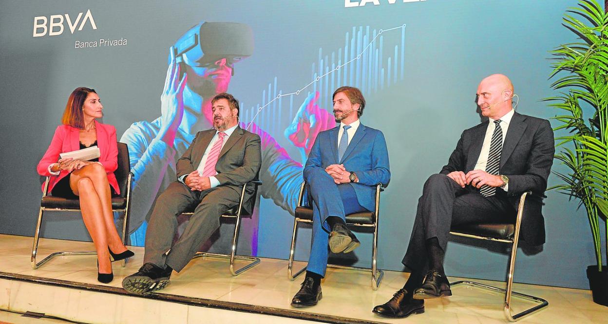 La periodista Beatriz Romero, junto al responsable de Estrategia de Banca Privada en BBVA España, Álvaro Manteca; el sales director de Fidelity International para España, Óscar Esteban, y el director de Banca Privada de la Territorial Este de BBVA, Ximo Raga. 