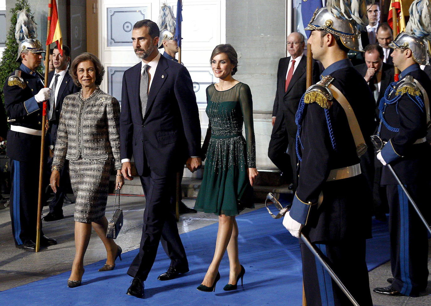 2013. Doña Letizia eligió un vestido vaporoso con transparencias de cintura marcada en georgette de seda verde con bordados en cristal jade, esmeralda y diamante negro de Felipe Varela.