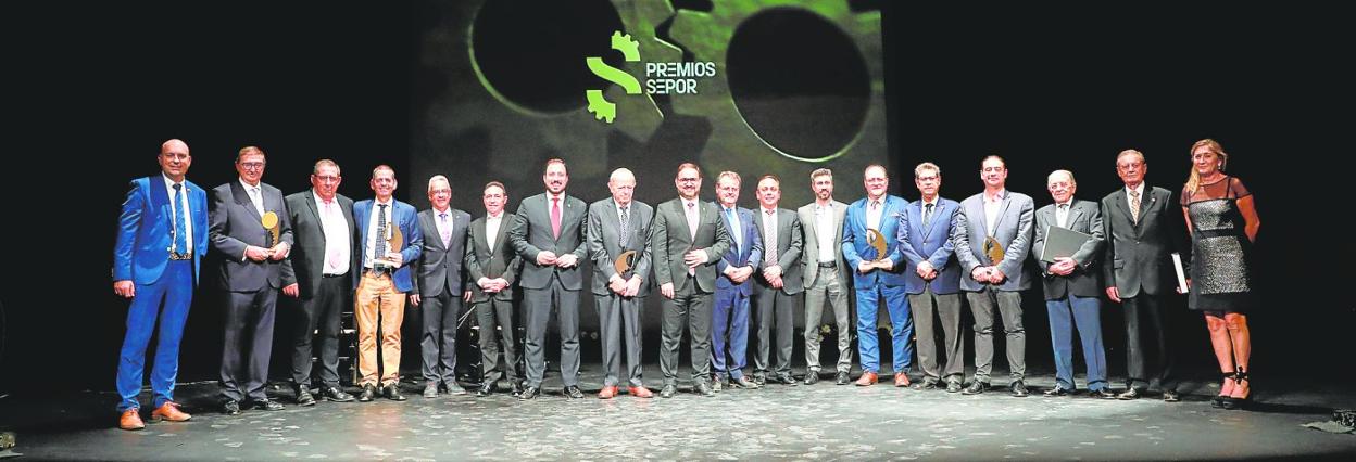 Premiados y autoridades en la foto de familia al término de la gala. 