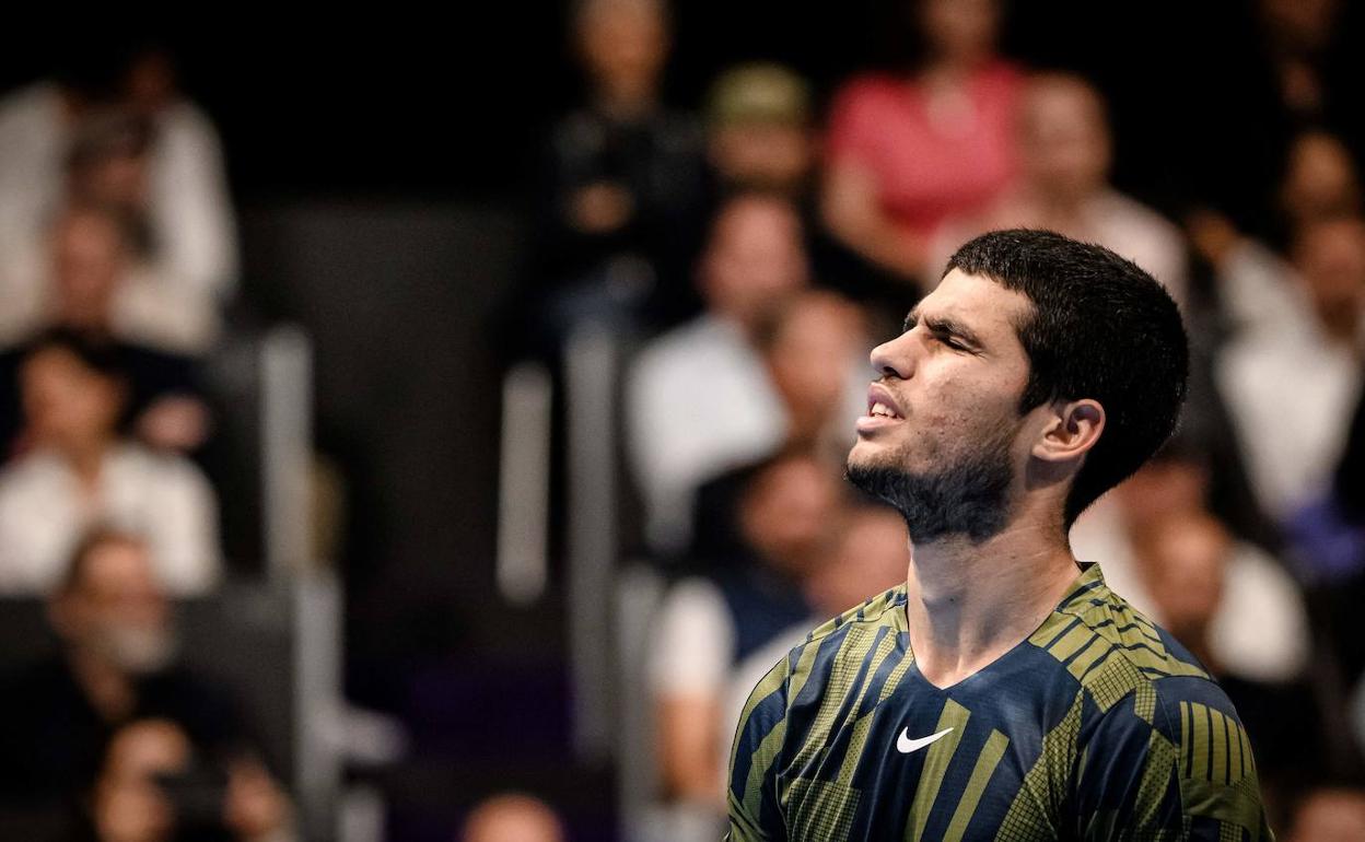 Carlos Alcaraz lamenta un punto perdido en la semifinal del ATP 500 de Basilea ante Aliassime.