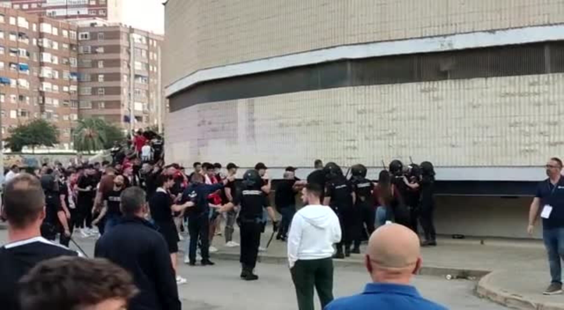 Carga policial en la entrada al fondo norte del Cartagonova