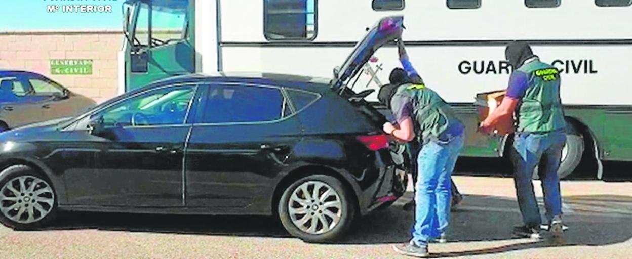 Agentes de la Guardia Civil incautando documentos durante su operación contra el 'frente de cárceles' yihadista. 