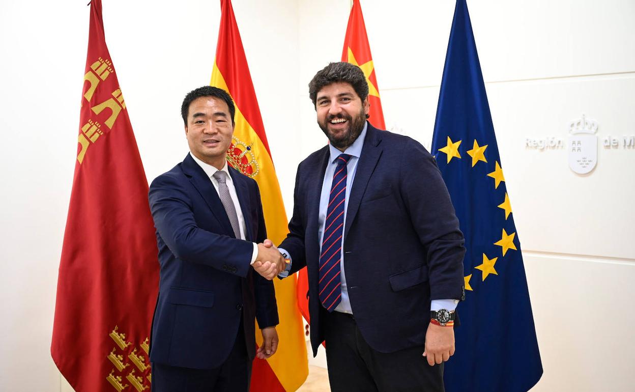 El presidente de la Región de Murcia, Fernando López Miras, se reunió en el Palacio de San Esteban con el CEO de Huawei España, Eric Li.