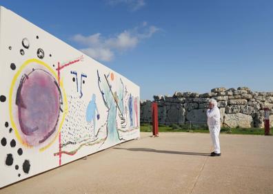 Imagen secundaria 1 - La magia de las construcciones neolíticas acogen el arte del muleño Cristóbal Gabarrón en el corazón del Mediterráneo