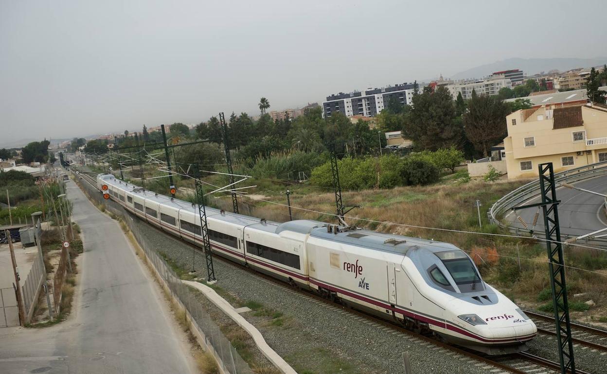 Un AVE pasa por Los Dolores (Murcia), a la altura del puente camino de Tiñosa, el pasado miércoles.