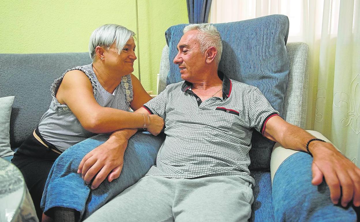 Ascensión Egea se abraza a su marido, Francisco Javier Cano, paciente de ELA, en su domicilio de Las Torres de Cotillas.