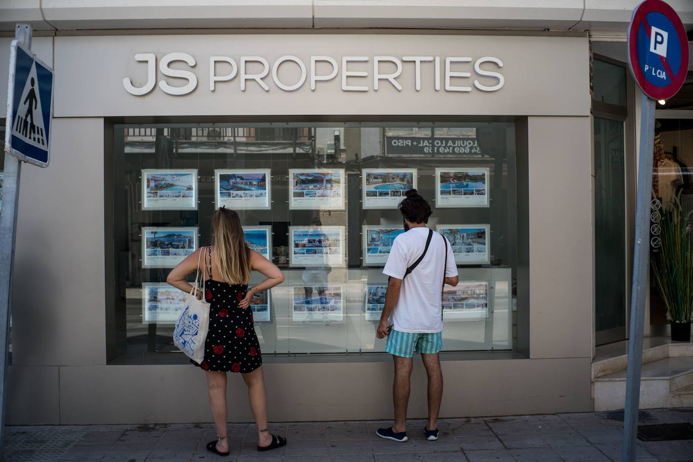 Dos personas observan las ofertas de una inmobiliaria, en una foto de archivo.