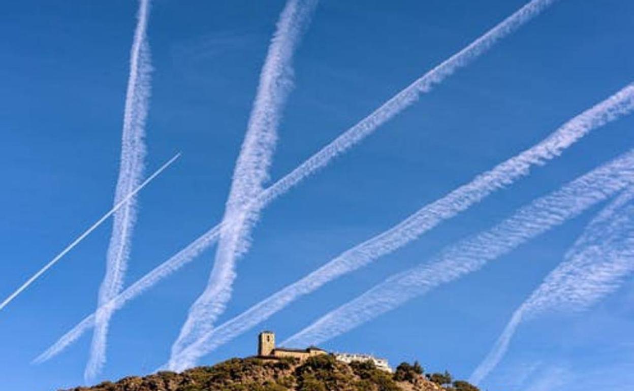 Los bulos meteorológicos del siglo XXI: 'chemtrails', cabañuelas y aviones antilluvia