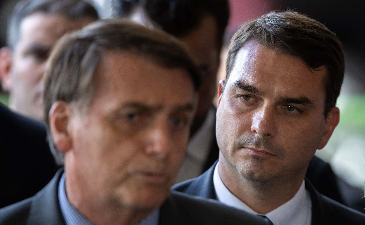 Flavio Bolsonaro y su padre, Jair Bolsonaro, en una imagen de archivo. 