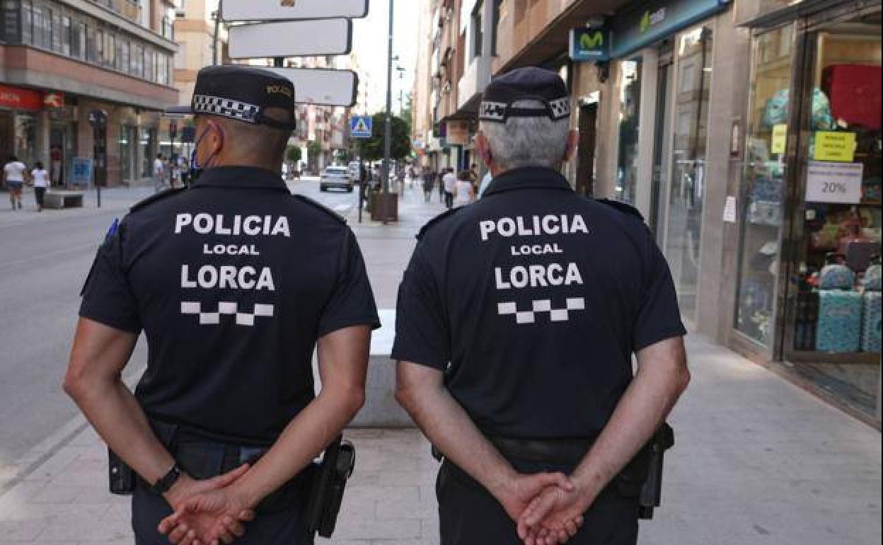 Dos agentes de la Policía Local de Lorca, en una imagen de archivo.