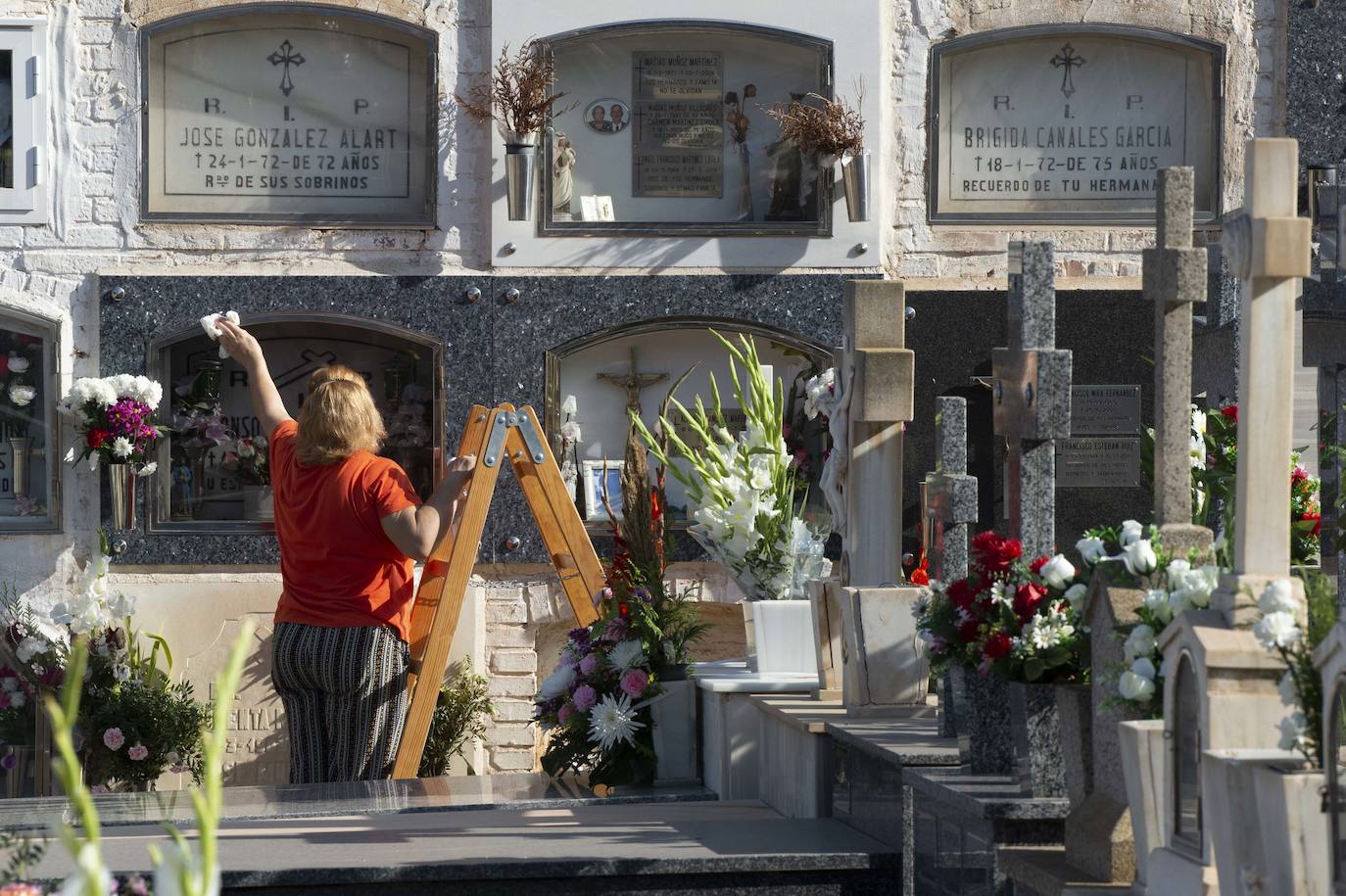 Fotos: Visitas a los cementerios de Cartagena en el día de Todos los Santos