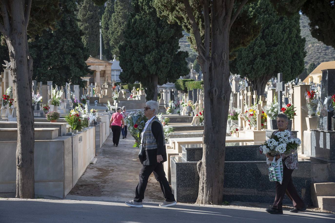 Fotos: Visitas a los cementerios de Cartagena en el día de Todos los Santos