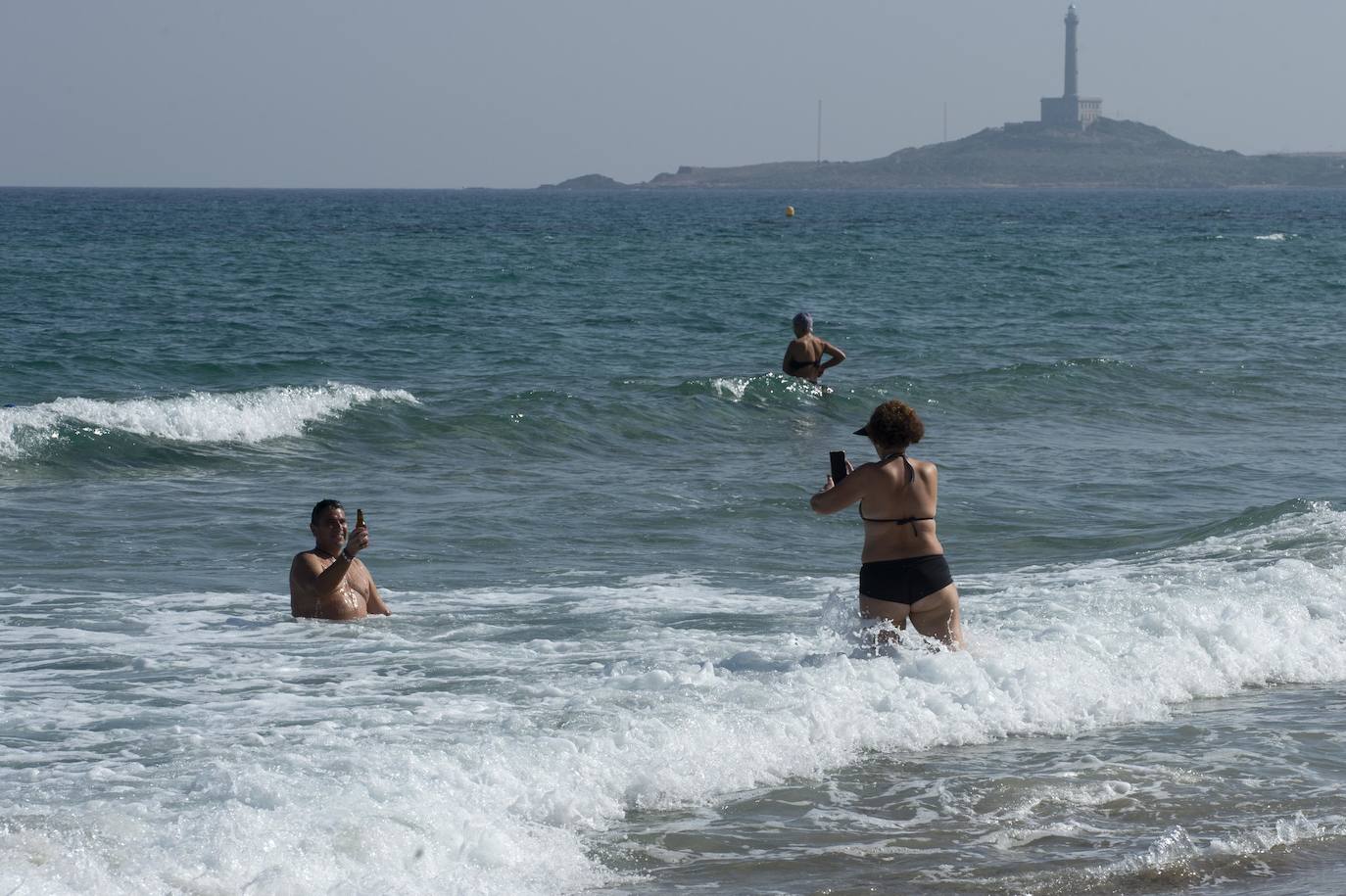 Fotos: El puente de Todos los Santos se despide con las playas llenas por las altas temperaturas